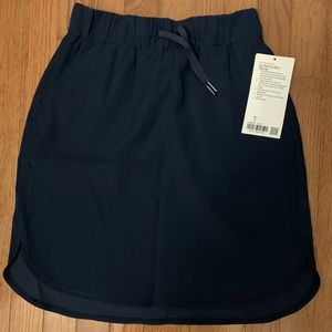 NWT Lululemon on the fly skirt Size 6 navy